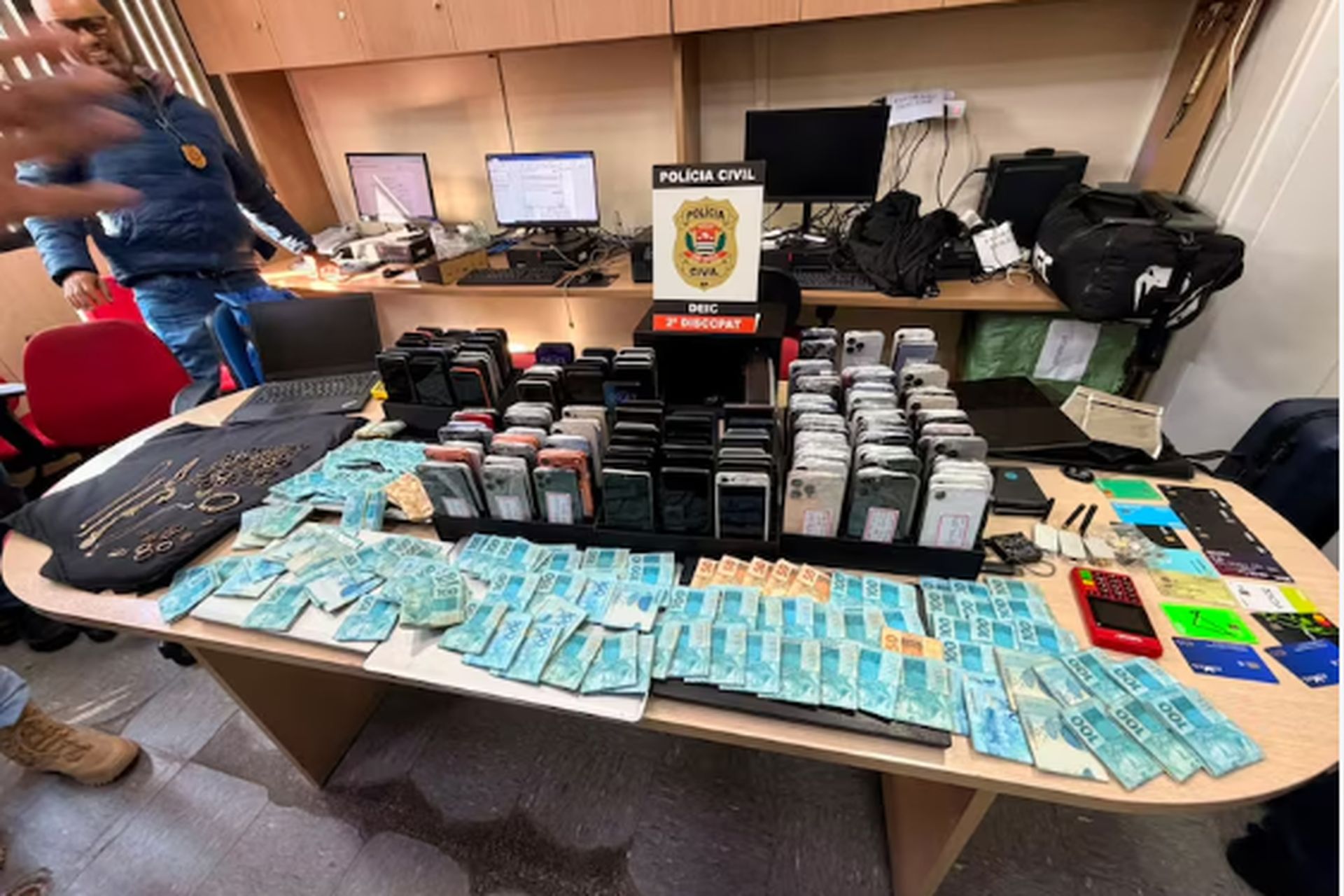Polícia desarticula central de receptação de celulares em São Paulo
